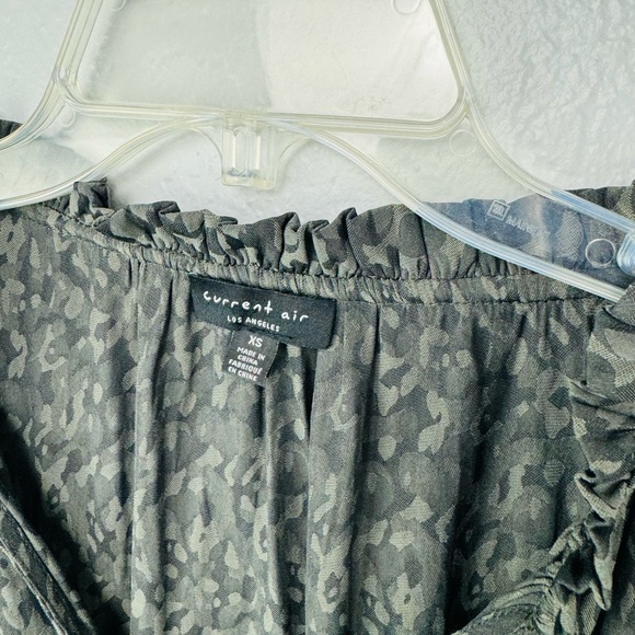 Anthropologie Current Air MARGOT JACQUARD PLEATED SLEEVE BLOUSE in Dark Olive - Picture 3 of 8